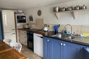 The well-equipped kitchen